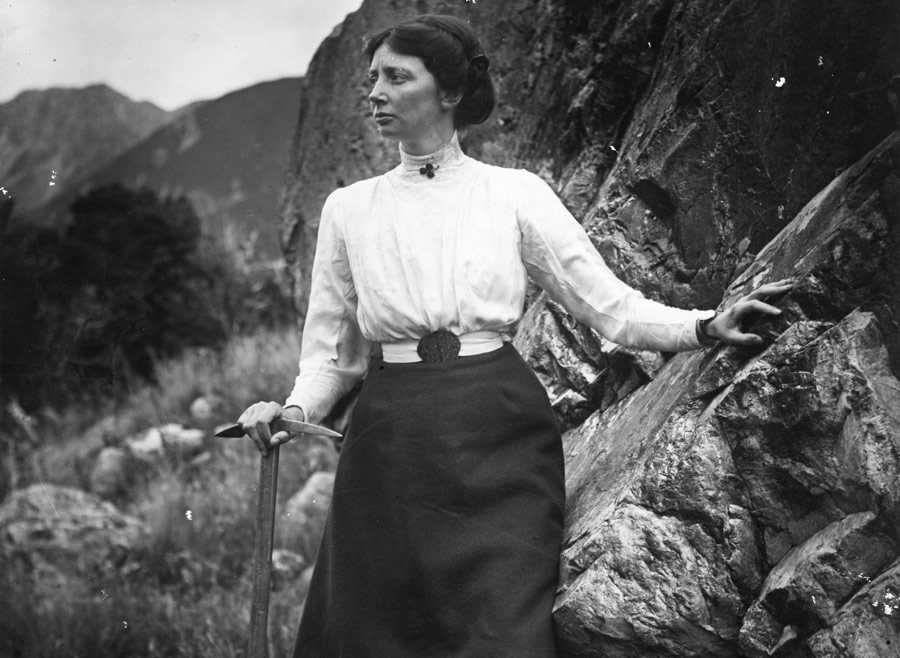 Freda Du Faur ca 1895.  George Manneringphotograph Canterbury Museum